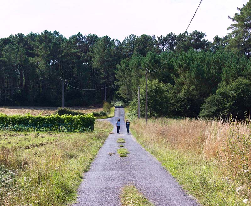 gente saludando desde el camino