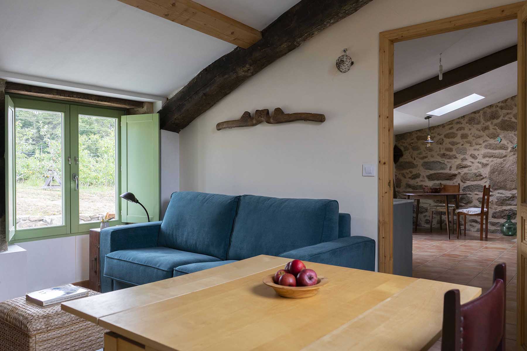 mesa y sofá en el estudio