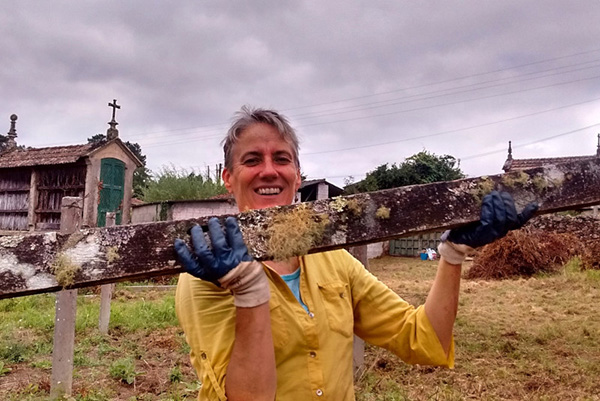 amiga ayudando con obras