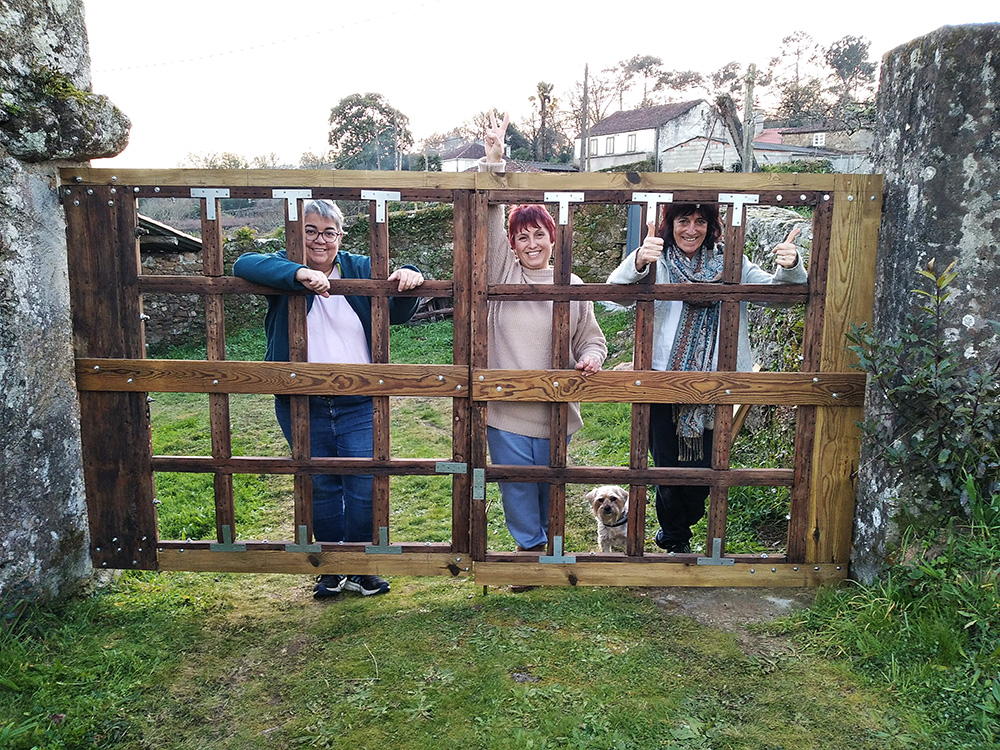 amigas con puerta restaurada